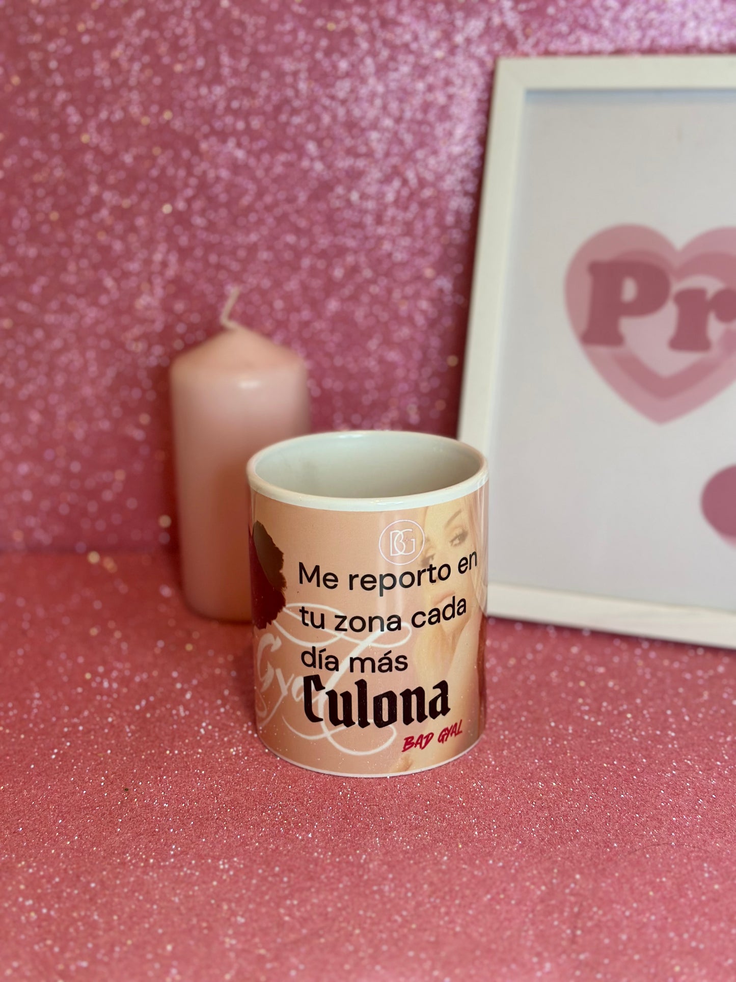 PACK DE REGALO DE BAD GYAL (CAMISETA + TAZA)