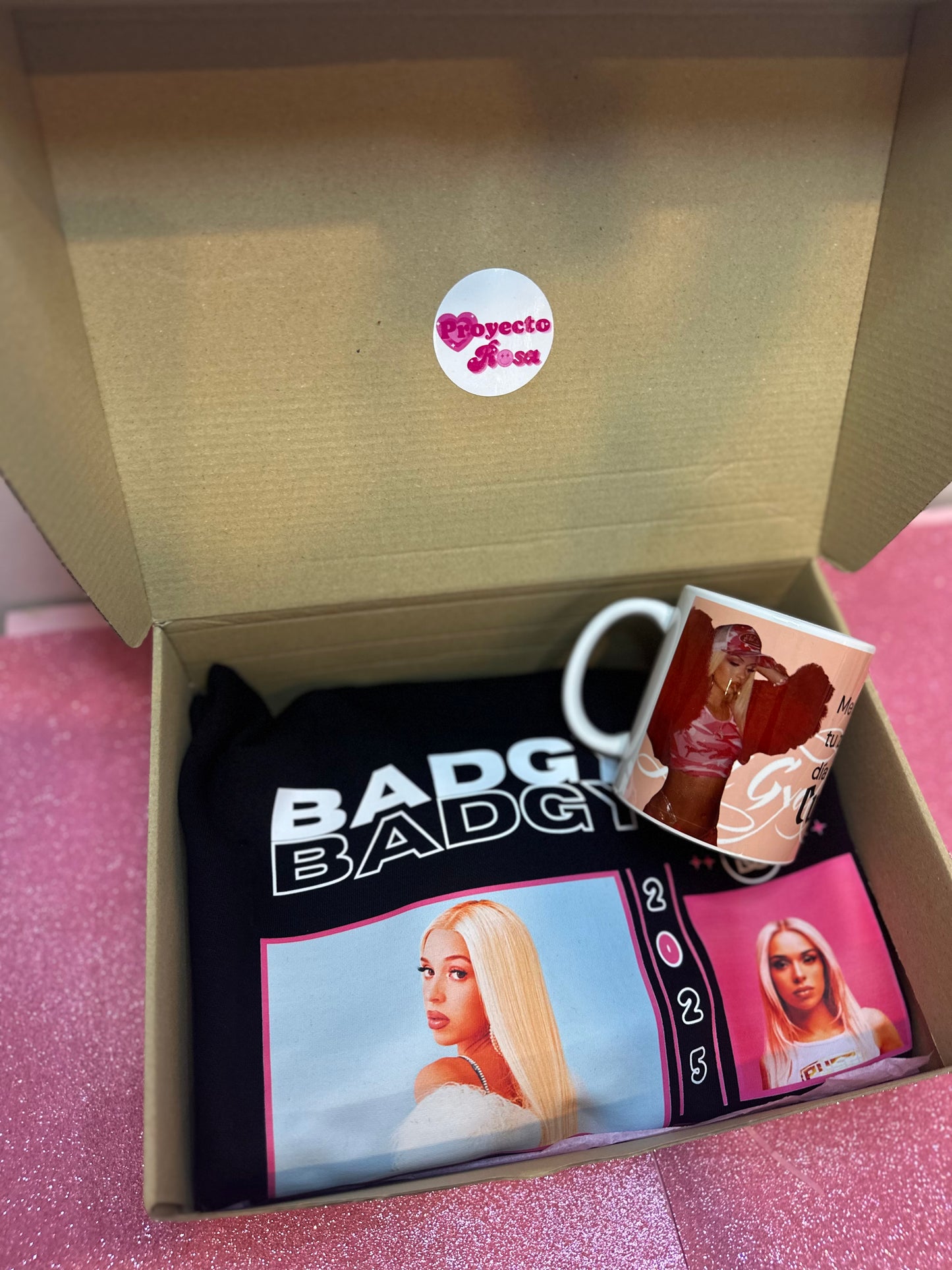PACK DE REGALO DE BAD GYAL (CAMISETA + TAZA)