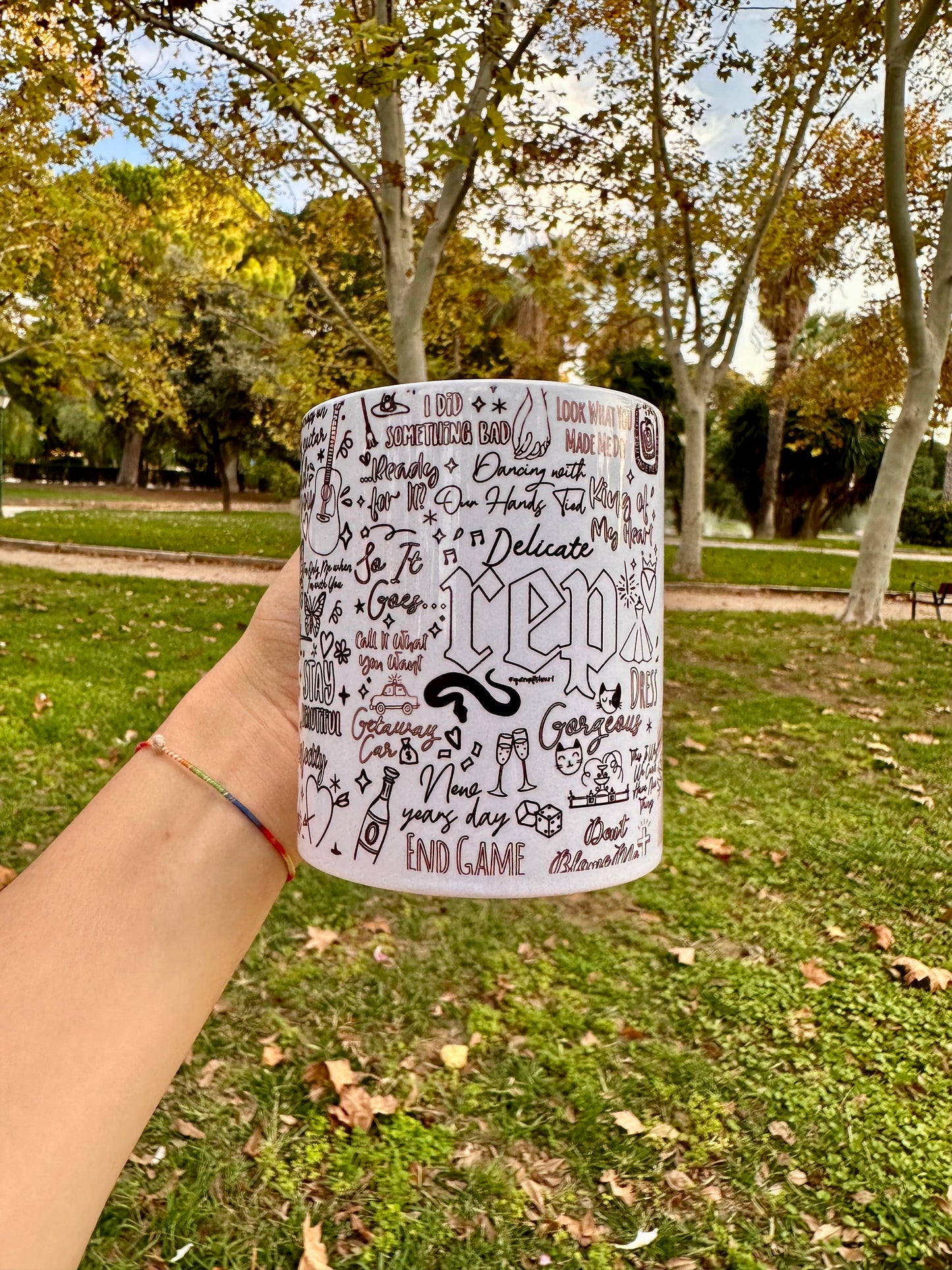 TAZA BLANCA DISEÑO PANÓRAMICO SWIFTIE