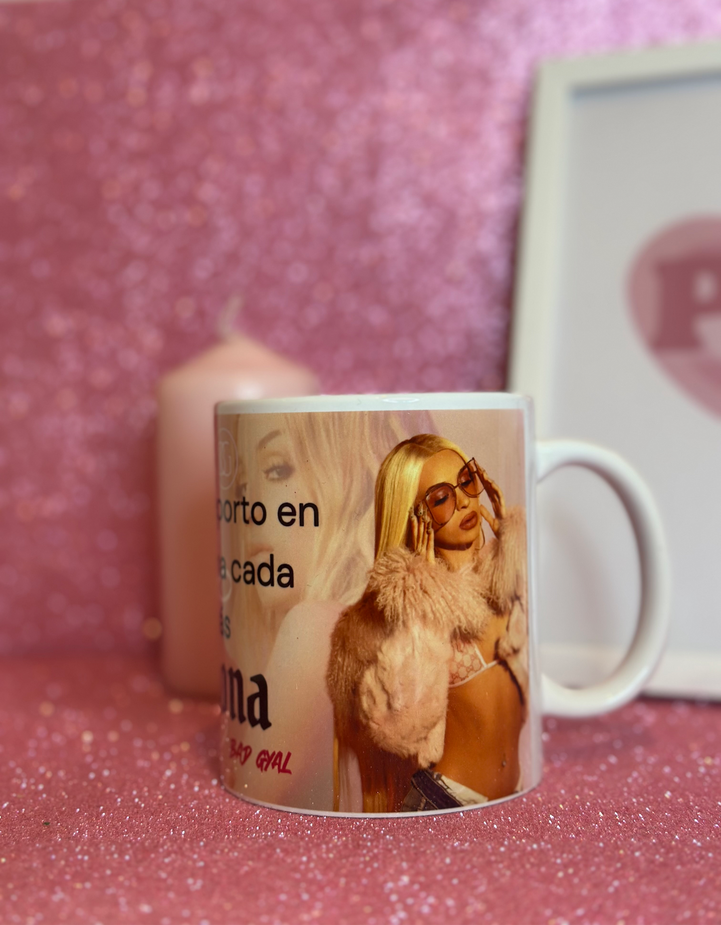 PACK DE REGALO DE BAD GYAL (CAMISETA + TAZA)