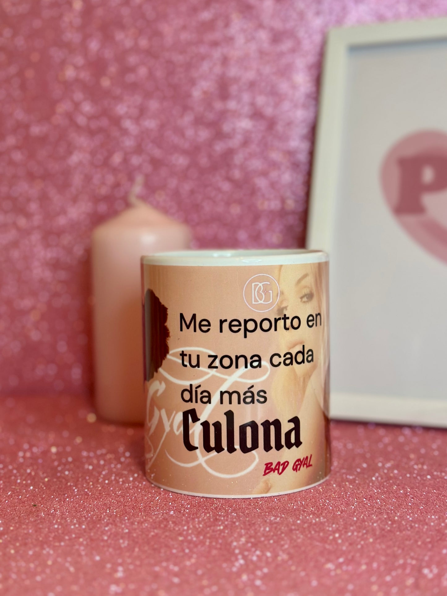 PACK DE REGALO DE BAD GYAL (CAMISETA + TAZA)