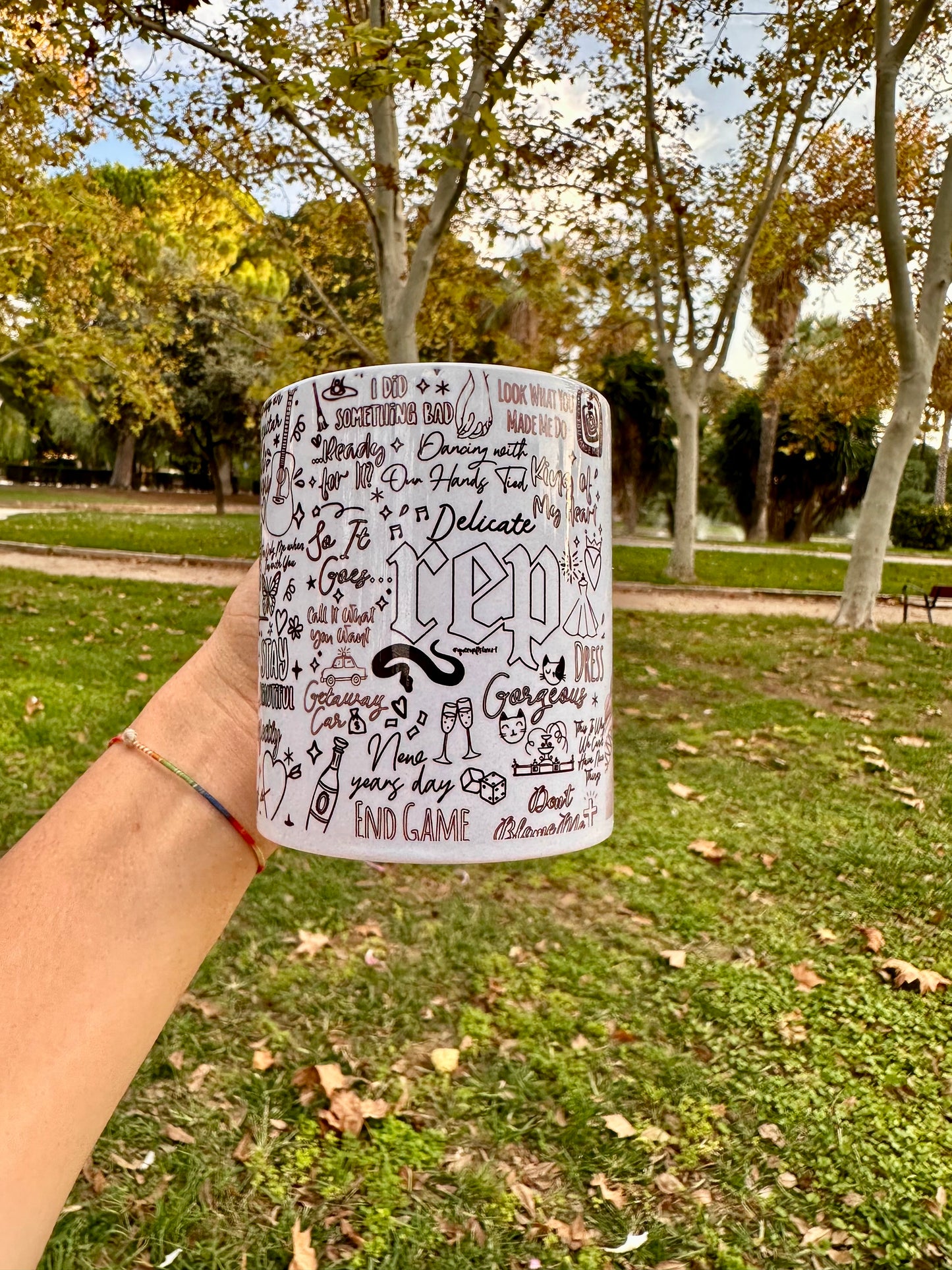 TAZA BLANCA DISEÑO PANÓRAMICO SWIFTIE