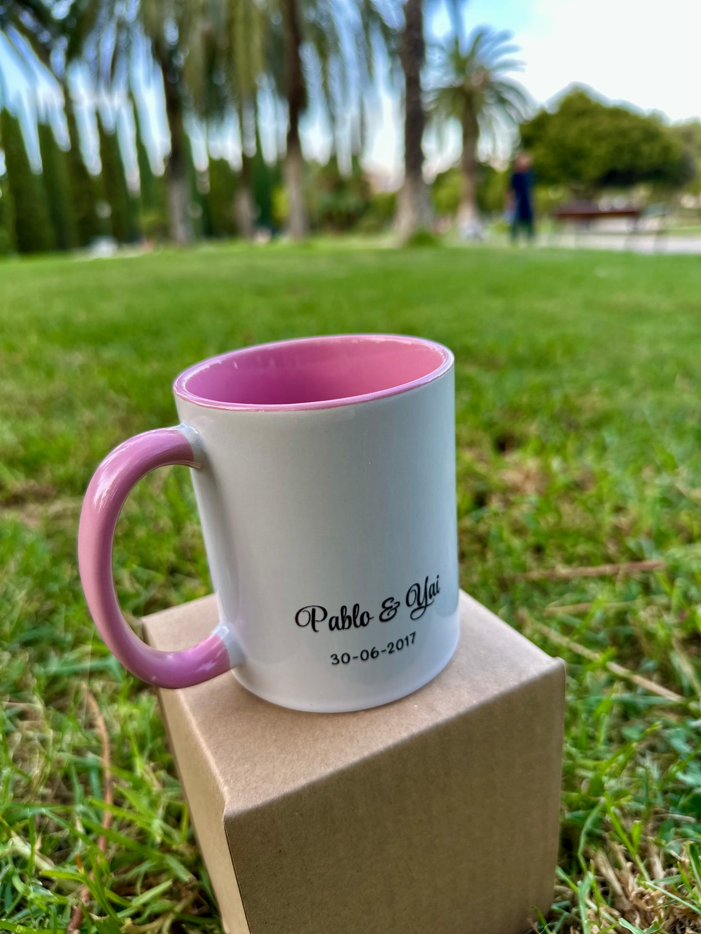 TAZA CON ILUSTRACIÓN AMOR | Interior y asa en color rosa.