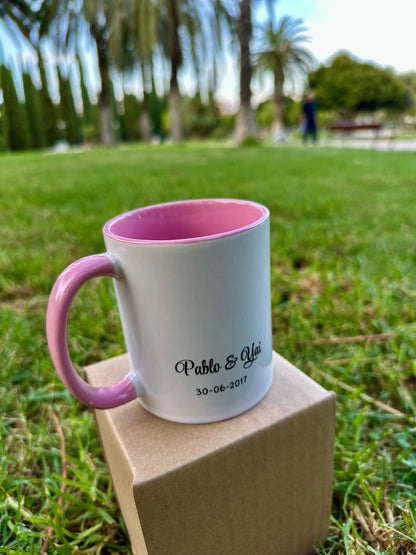 TAZA CON ILUSTRACIÓN AMOR | Interior y asa en color rosa.