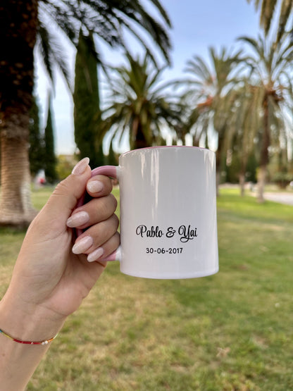 TAZA CON ILUSTRACIÓN AMOR | Interior y asa en color rosa.