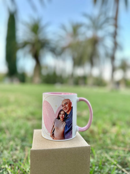 TAZA CON ILUSTRACIÓN AMOR | Interior y asa en color rosa.