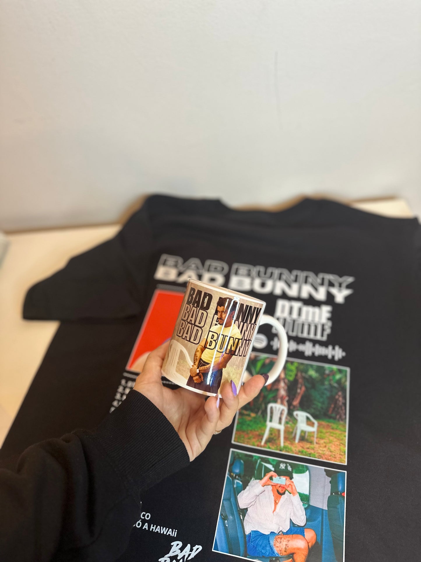 PACK DE REGALO  DE BAD BUNNY DTmF (CAMISETA + TAZA)