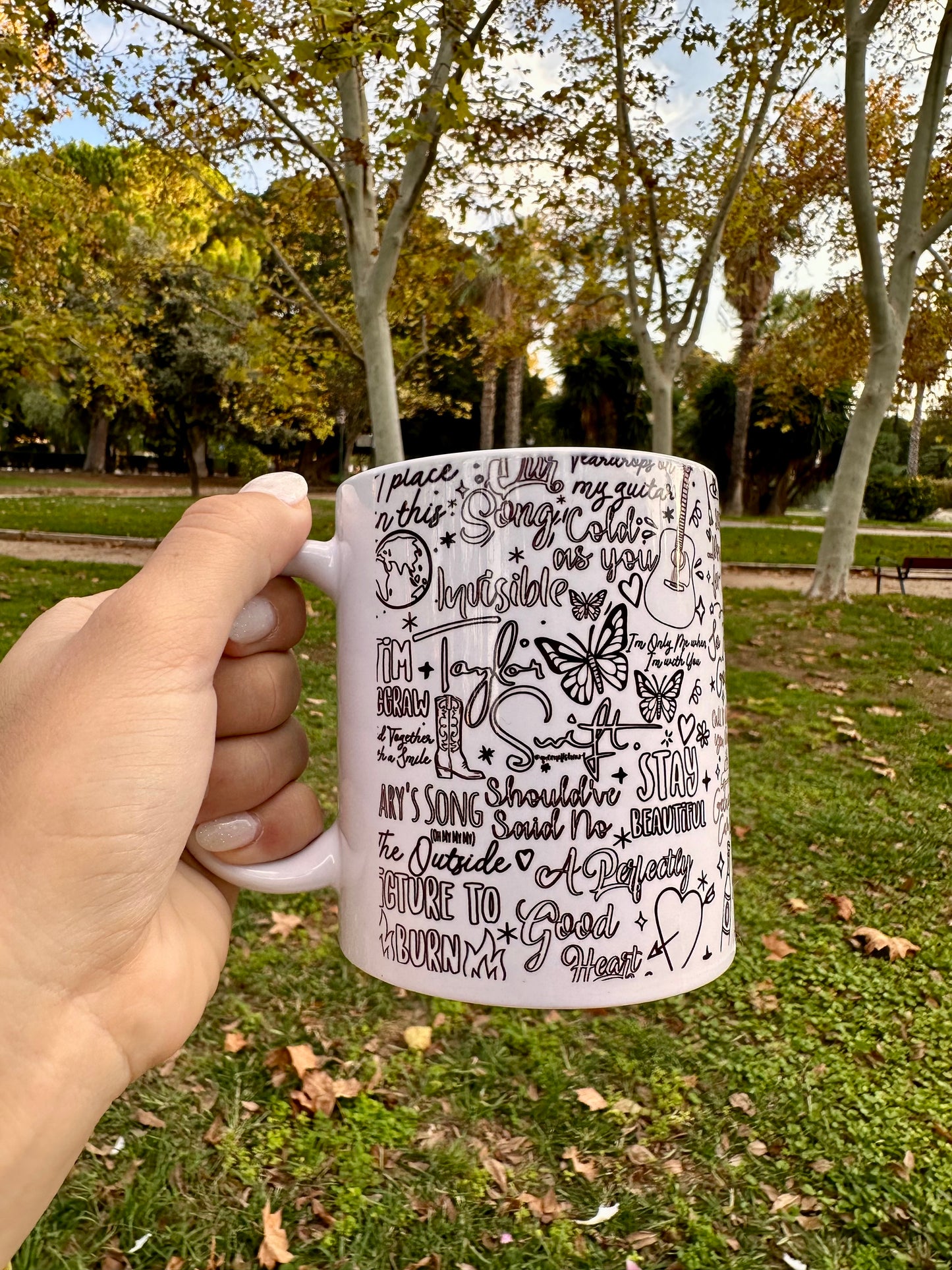 TAZA BLANCA DISEÑO PANÓRAMICO SWIFTIE