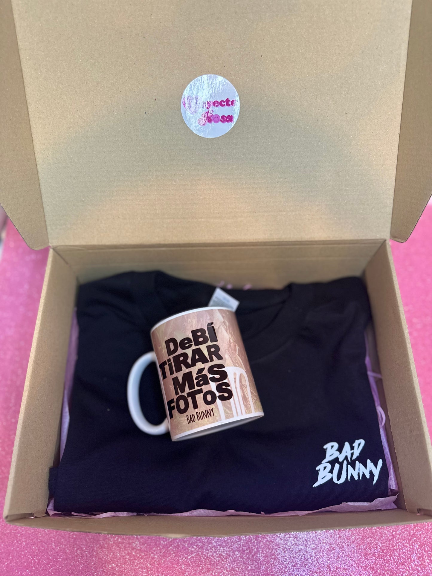 PACK DE REGALO  DE BAD BUNNY DTmF (CAMISETA + TAZA)