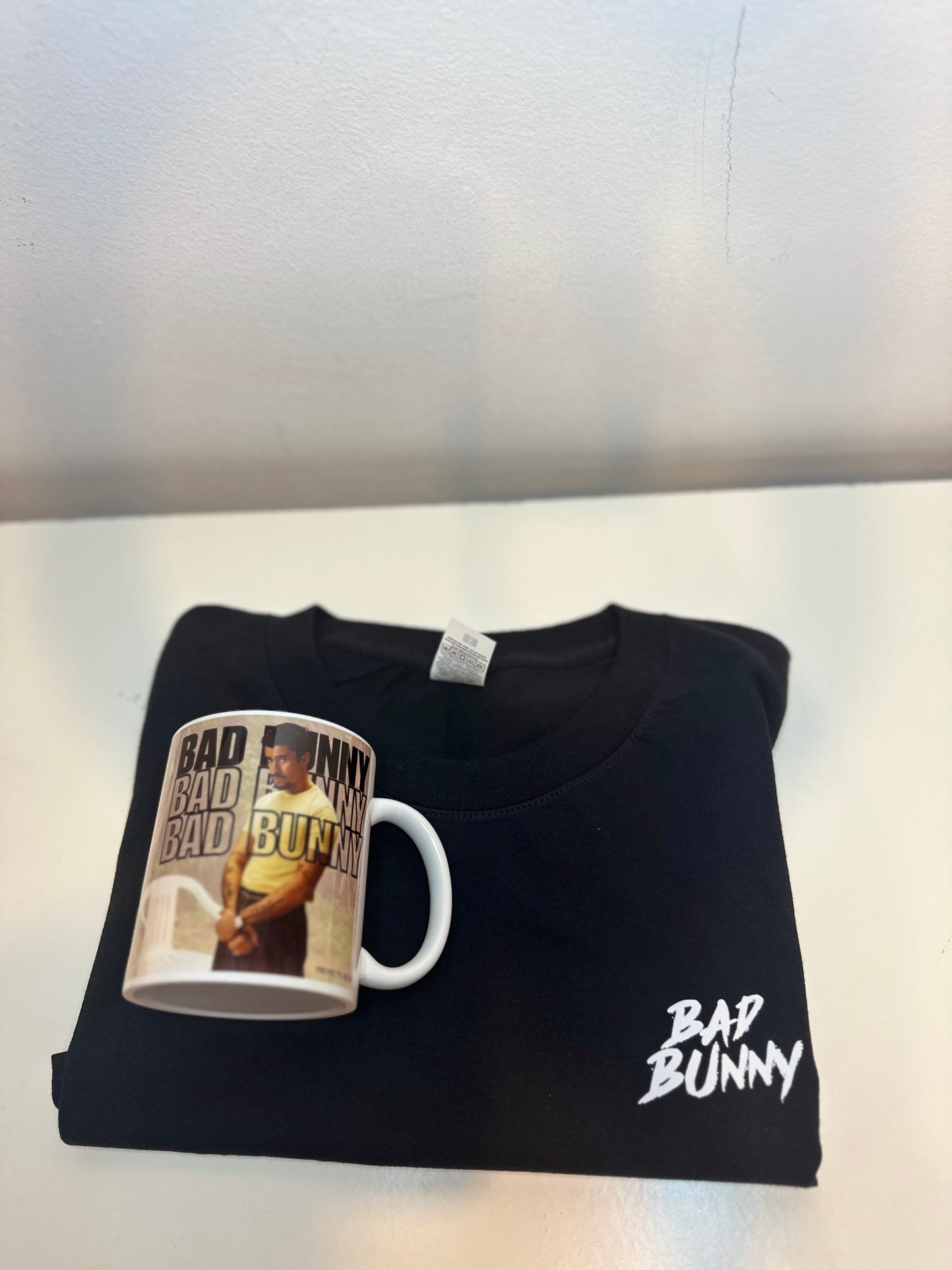 PACK DE REGALO  DE BAD BUNNY DTmF (CAMISETA + TAZA)