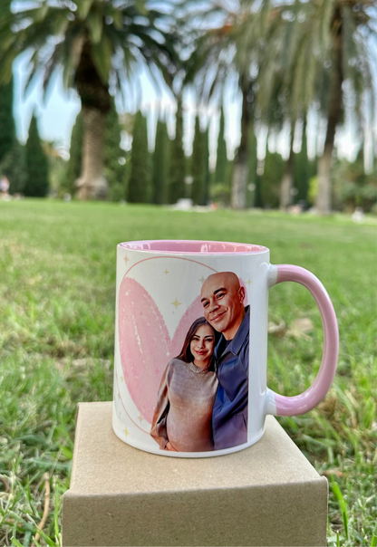 TAZA CON ILUSTRACIÓN AMOR | Interior y asa en color rosa.