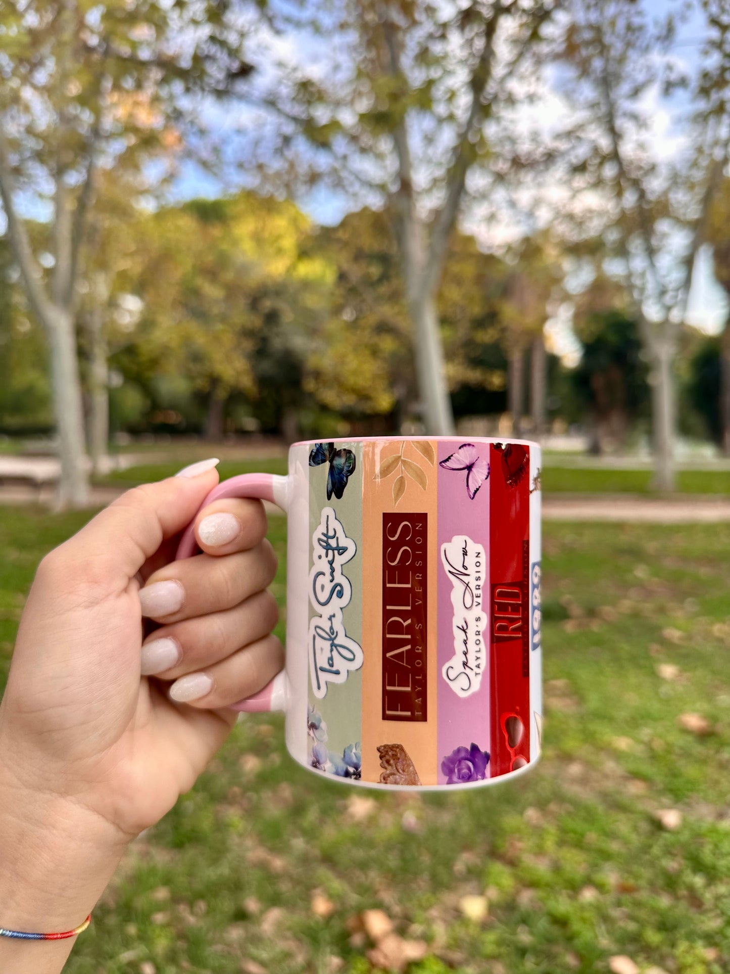 TAZA CON DISEÑO PANÓRAMICO DE LOS ALBUMES DE TAYLOR SWIFT | INTERIOR Y ASA EN ROSA