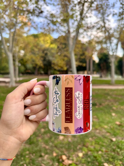 TAZA CON DISEÑO PANÓRAMICO DE LOS ALBUMES DE TAYLOR SWIFT | INTERIOR Y ASA EN ROSA