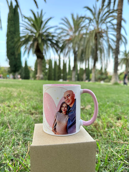TAZA CON ILUSTRACIÓN AMOR | Interior y asa en color rosa.