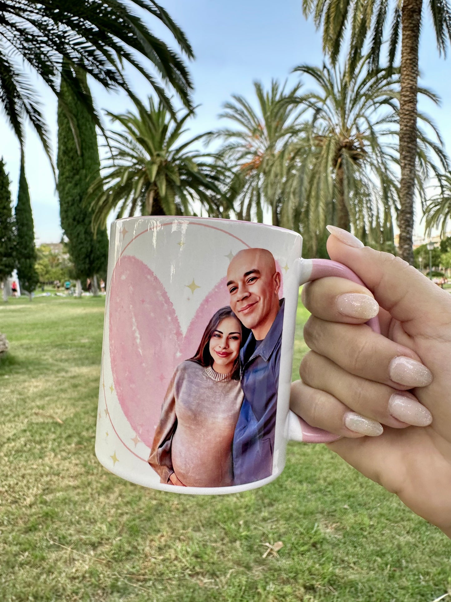 TAZA CON ILUSTRACIÓN AMOR | Interior y asa en color rosa.