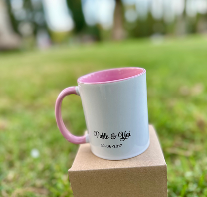 TAZA CON ILUSTRACIÓN AMOR | Interior y asa en color rosa.