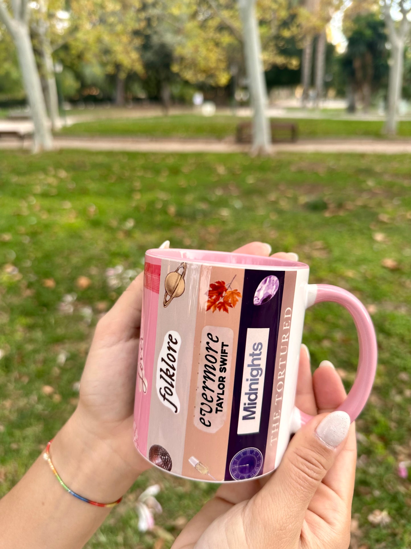 TAZA CON DISEÑO PANÓRAMICO DE LOS ALBUMES DE TAYLOR SWIFT | INTERIOR Y ASA EN ROSA