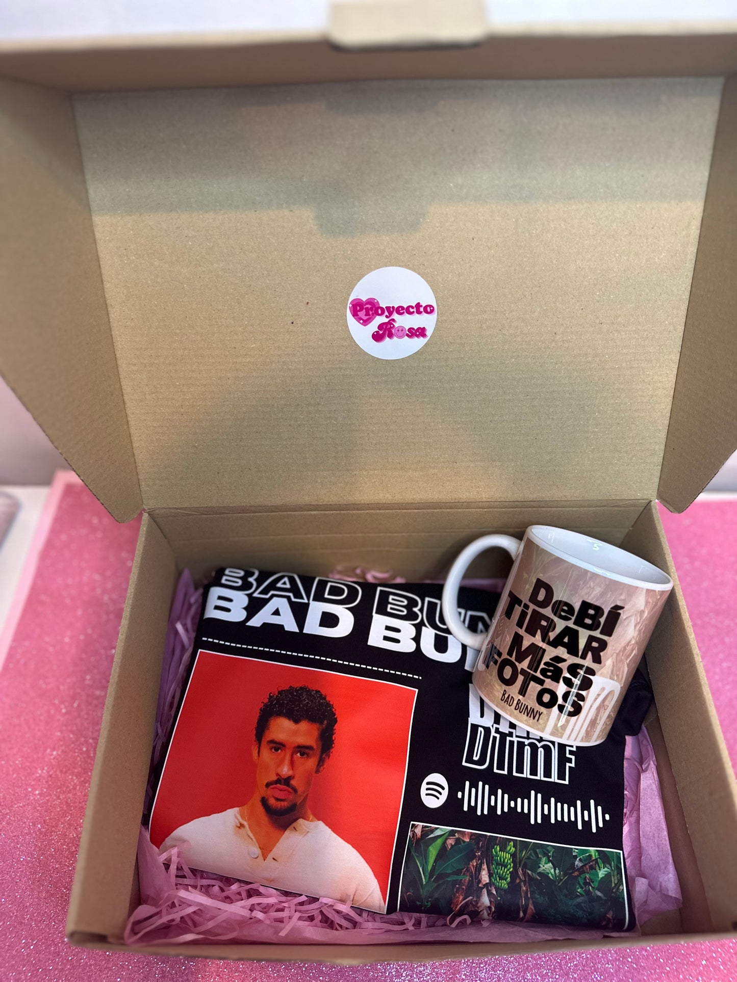 PACK DE REGALO  DE BAD BUNNY DTmF (CAMISETA + TAZA)