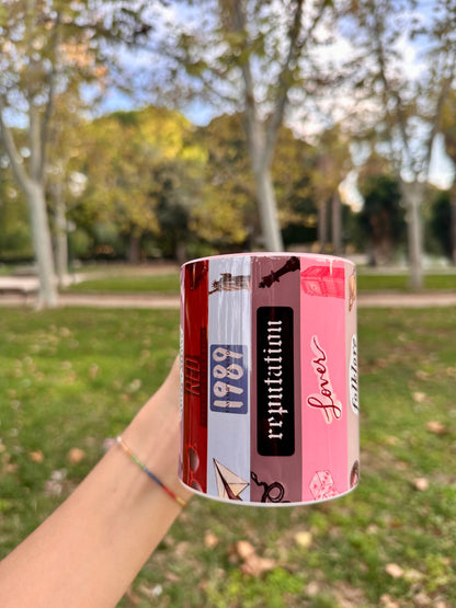 TAZA CON DISEÑO PANÓRAMICO DE LOS ALBUMES DE TAYLOR SWIFT | INTERIOR Y ASA EN ROSA