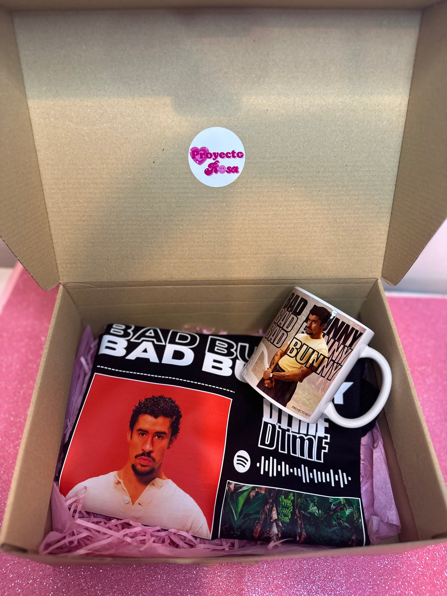 PACK DE REGALO  DE BAD BUNNY DTmF (CAMISETA + TAZA)