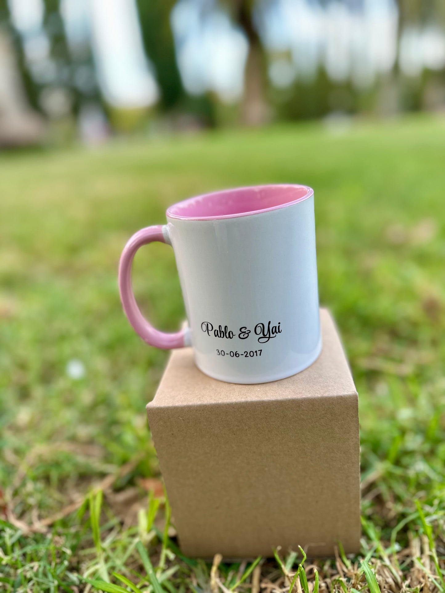 TAZA CON ILUSTRACIÓN AMOR | Interior y asa en color rosa.