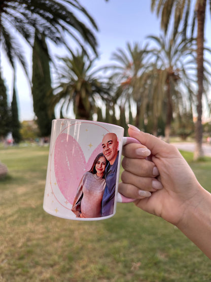 TAZA CON ILUSTRACIÓN AMOR | Interior y asa en color rosa.