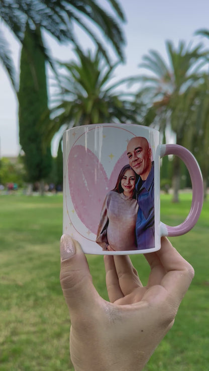 TAZA CON ILUSTRACIÓN AMOR | Interior y asa en color rosa.