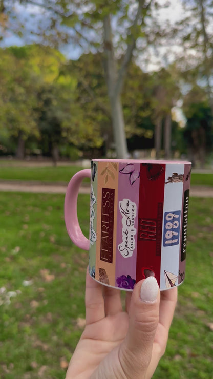 TAZA CON DISEÑO PANÓRAMICO DE LOS ALBUMES DE TAYLOR SWIFT | INTERIOR Y ASA EN ROSA